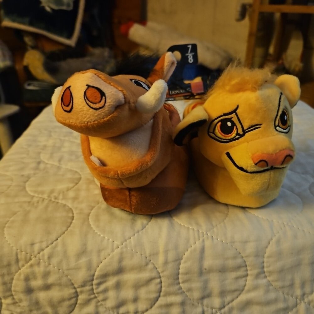 Disney's The Lion King Slippers.  Size: 7/8